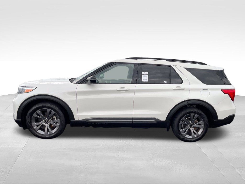 Used 2023 Ford Explorer XLT w/ Equipment Group 202A RWD image 2