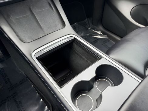 Used 2022 Tesla Model Y Long Range image 19