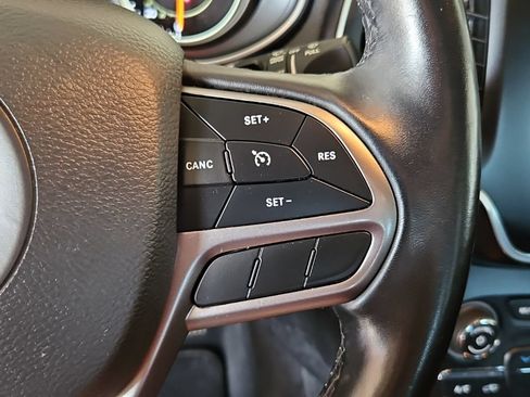 Used 2021 Jeep Cherokee Latitude Plus AWD/4WD image 12