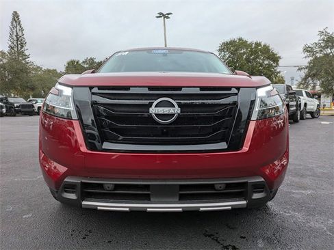 Used 2024 Nissan Pathfinder SL w/ Black Appearance Package image 9