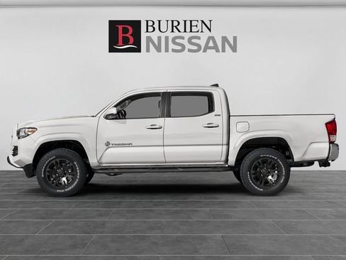 Used 2017 Toyota Tacoma TRD Off-Road w/ Premium & Technology Package AWD/4WD image 3