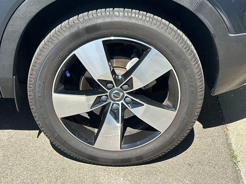 Used 2021 Volvo XC40 T5 Momentum w/ Premium Package image 4