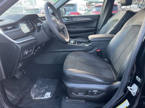 New 2025 Jeep Grand Cherokee Altitude image 21