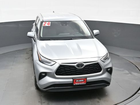 Used 2024 Toyota Highlander LE AWD/4WD image 35