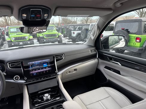 Used 2024 Jeep Wagoneer 4WD w/ Premium Group I image 36