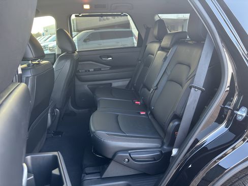 Used 2023 Nissan Pathfinder SL w/ Lighting Package (N92) image 16