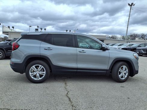 Used 2024 GMC Terrain SLE image 37