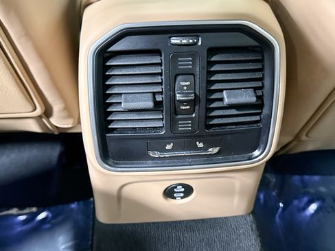 Certified 2022 Porsche Macan image 20