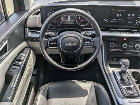 Certified 2024 Kia Carnival LX FWD image 15