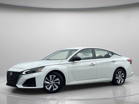 Used 2024 Nissan Altima 2.5 S image 2