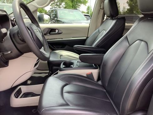 Used 2023 Chrysler Pacifica Touring-L image 17