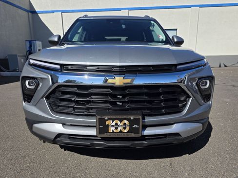 Used 2025 Chevrolet TrailBlazer LT image 2