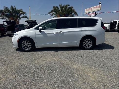 Used 2023 Chrysler Pacifica Touring-L FWD image 8