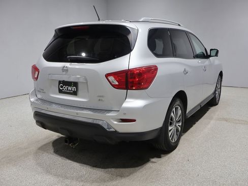 Used 2017 Nissan Pathfinder SL AWD/4WD image 2