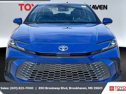 Used 2025 Toyota Camry SE image 3