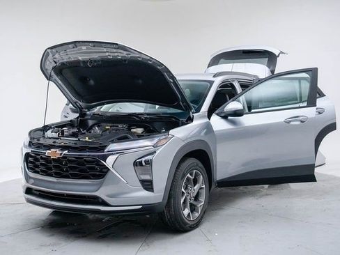 New 2026 Chevrolet Trax LT w/ Driver Confidence Package image 18
