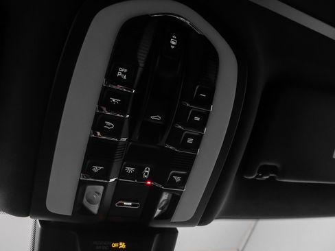 Used 2025 Porsche Macan image 30