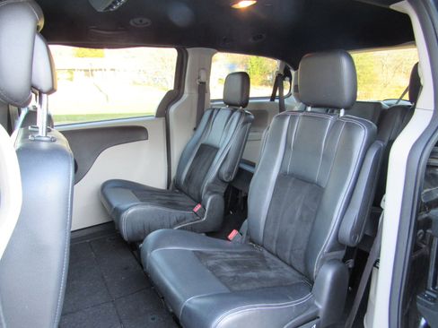 Used 2017 Dodge Grand Caravan SXT image 5