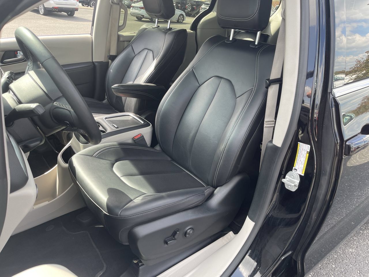 Used 2024 Chrysler Pacifica Touring-L FWD image 18