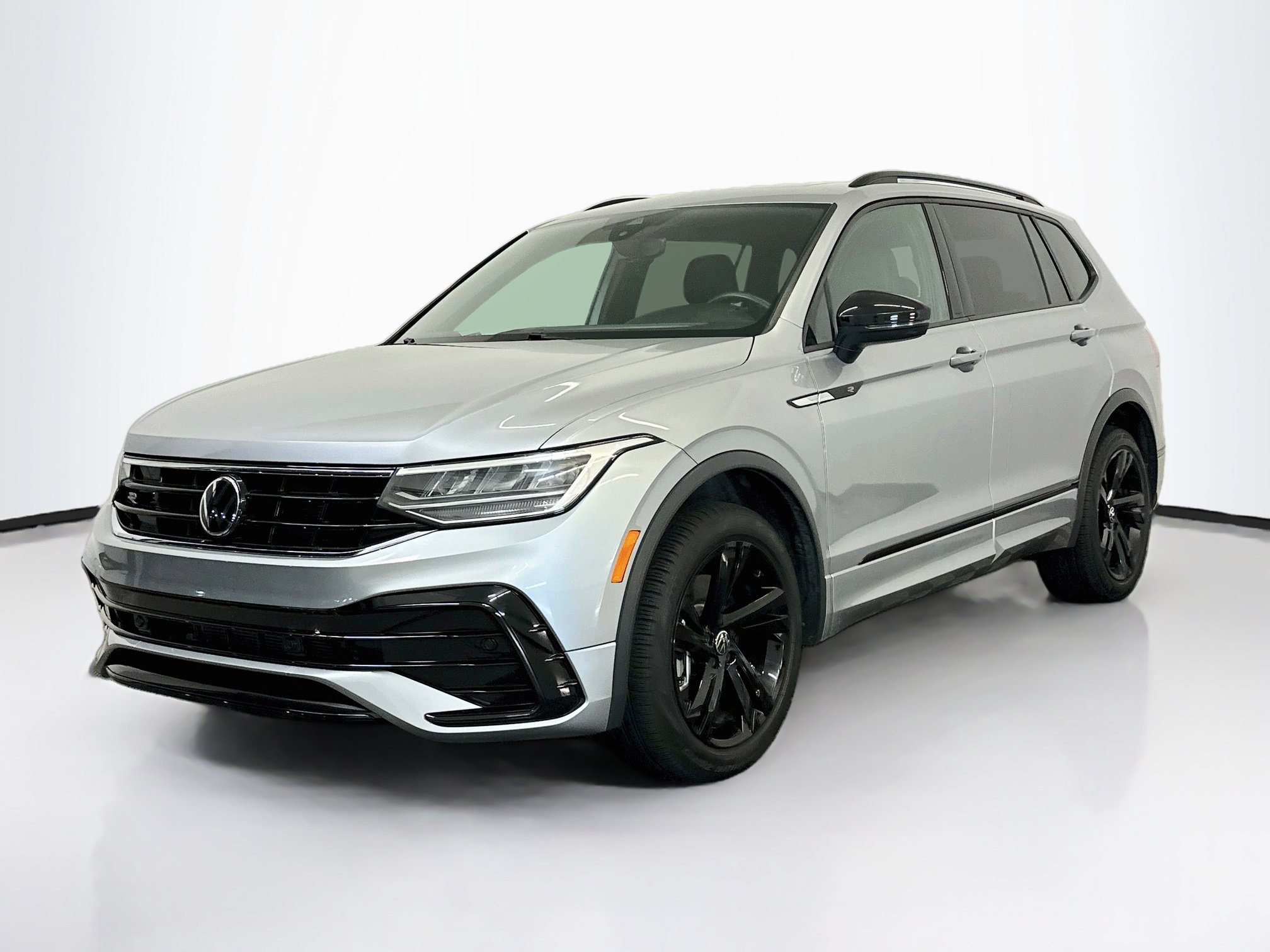Used 2023 Volkswagen Tiguan SE R-Line FWD image 3