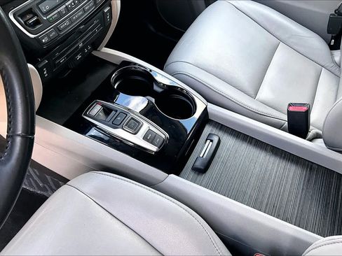 Used 2016 Honda Pilot Touring image 17