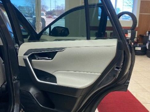 Used 2021 Toyota RAV4 XLE w/ Convenience Package image 17