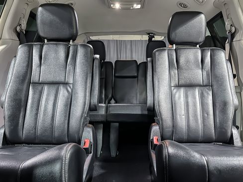 Used 2014 Chrysler Town & Country Touring image 30