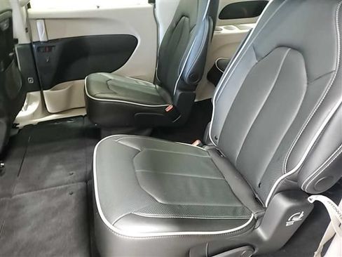 Used 2024 Chrysler Pacifica Limited FWD image 6