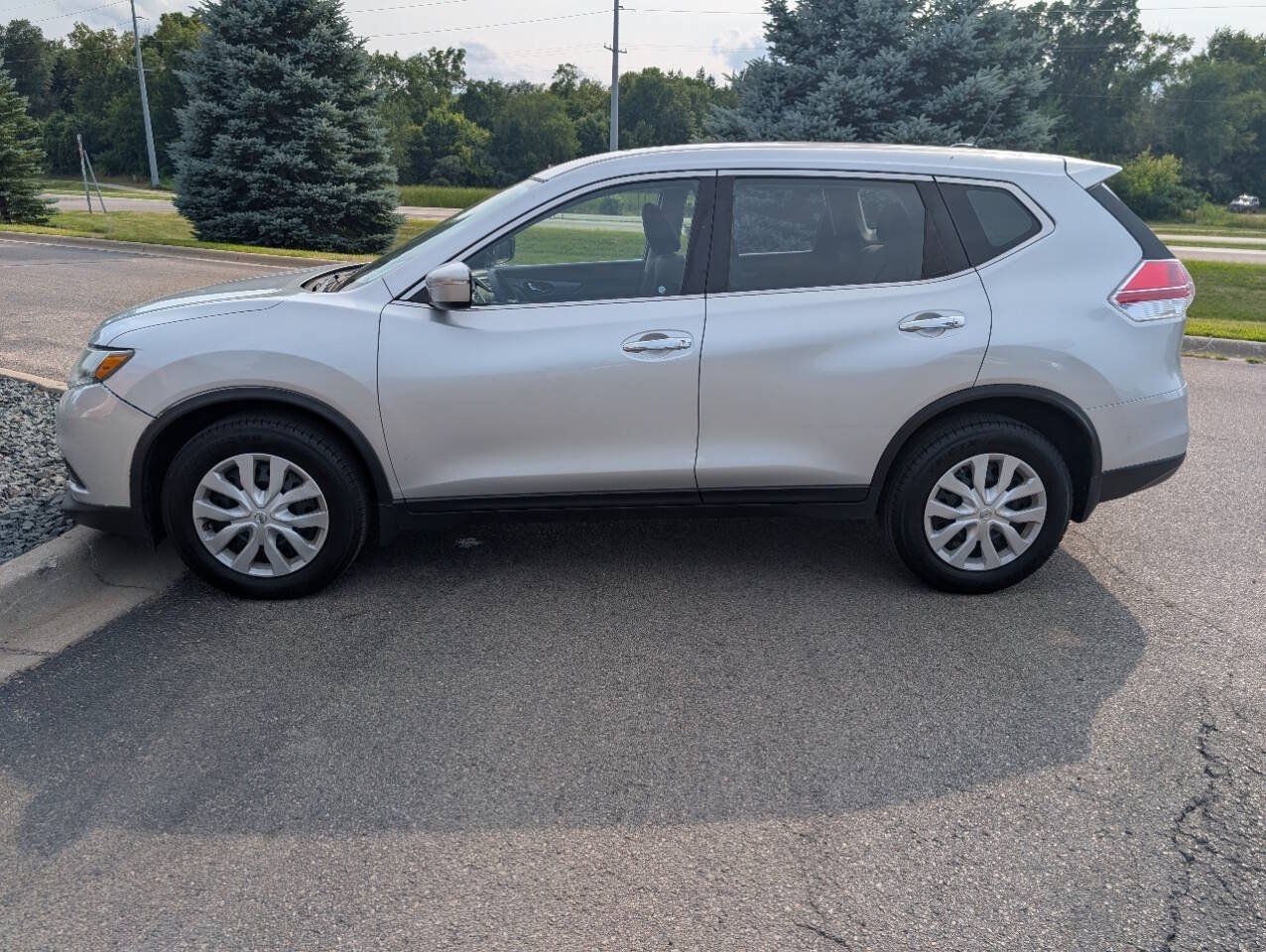 Used 2015 Nissan Rogue S FWD image 6