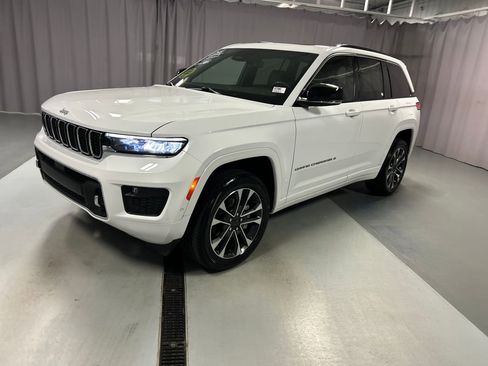 Used 2025 Jeep Grand Cherokee Overland w/ Luxury Tech Group IV AWD/4WD image 3