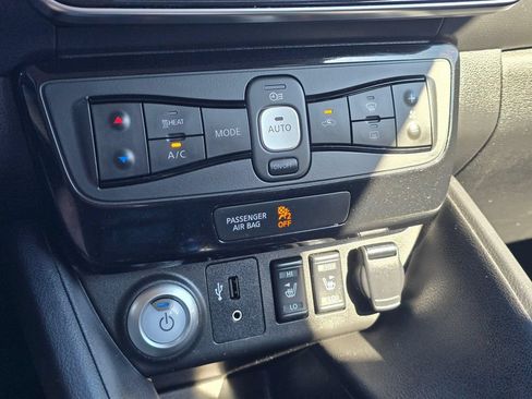 Used 2019 Nissan Leaf SV w/ SV Technology Package FWD image 21