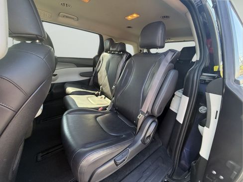Used 2024 Kia Carnival LX FWD image 24