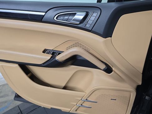 Used 2016 Porsche Cayenne image 22