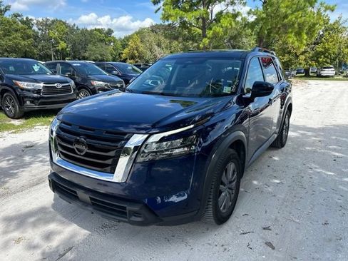Used 2024 Nissan Pathfinder SV FWD image 2