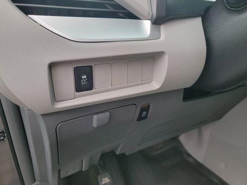 Used 2017 Toyota Sienna LE image 19