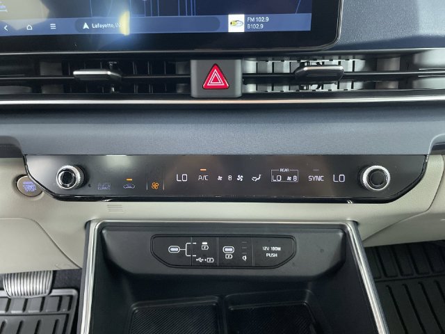 Used 2025 Kia Carnival EX FWD image 25