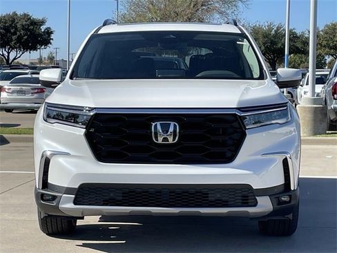 New 2025 Honda Pilot Touring image 8