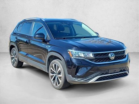 Used 2024 Volkswagen Taos SE image 3