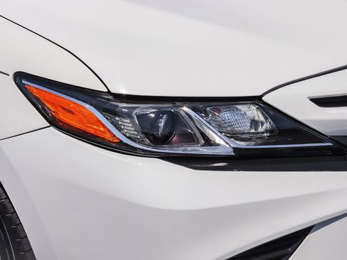 Used 2020 Toyota Camry SE FWD image 12