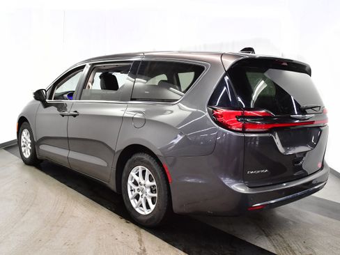 Used 2023 Chrysler Pacifica Touring-L FWD image 5