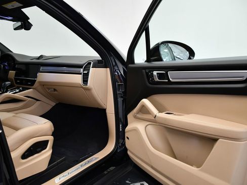 Used 2022 Porsche Cayenne Platinum Edition image 47