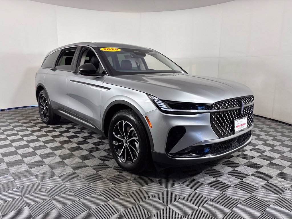 Used 2025 Lincoln Nautilus Premier AWD/4WD image 15