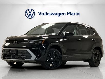 New 2025 Volkswagen Taos SE w/ Panoramic Sunroof Package