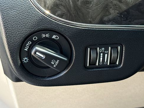 Used 2015 Chrysler Town & Country Touring-L w/ Driver Convenience Group image 23