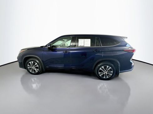 Used 2022 Toyota Highlander XLE AWD/4WD image 4