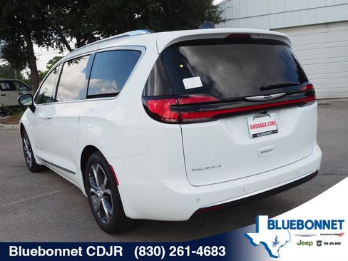 New 2026 Chrysler Pacifica Pinnacle FWD image 8