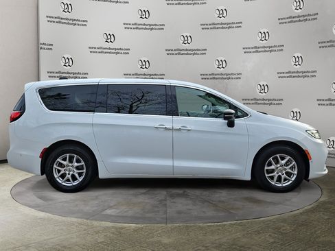 Used 2024 Chrysler Pacifica Touring-L image 6