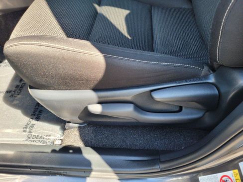 Used 2018 Toyota RAV4 LE AWD/4WD image 19