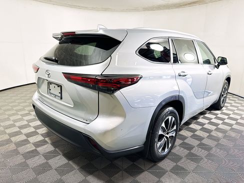Used 2024 Toyota Highlander XLE image 3