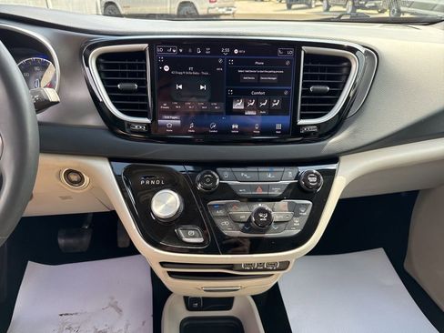 Used 2023 Chrysler Pacifica Touring-L FWD image 7